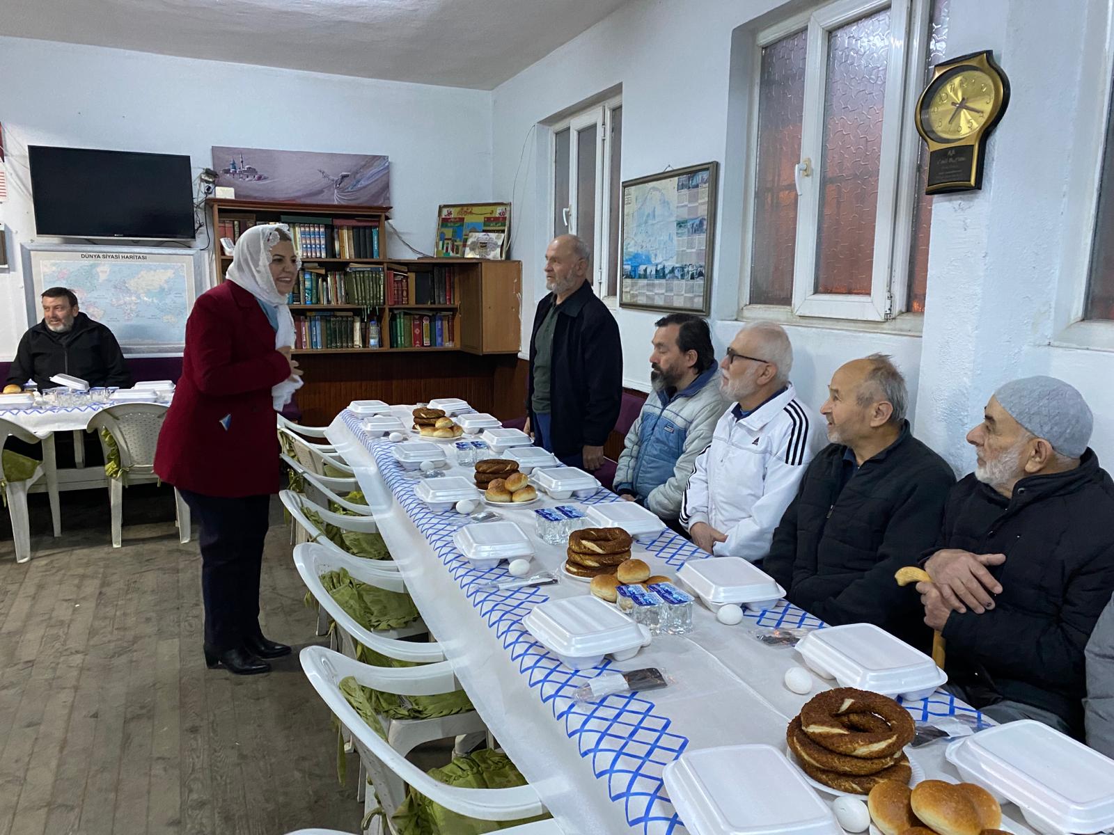 Başkan Hürriyet'ten cemaate ziyaret (2)