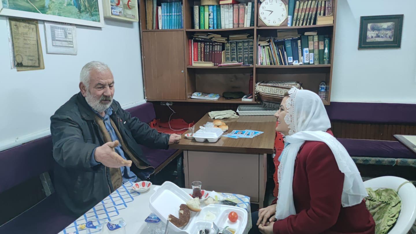 Başkan Hürriyet'ten cemaate ziyaret (4)