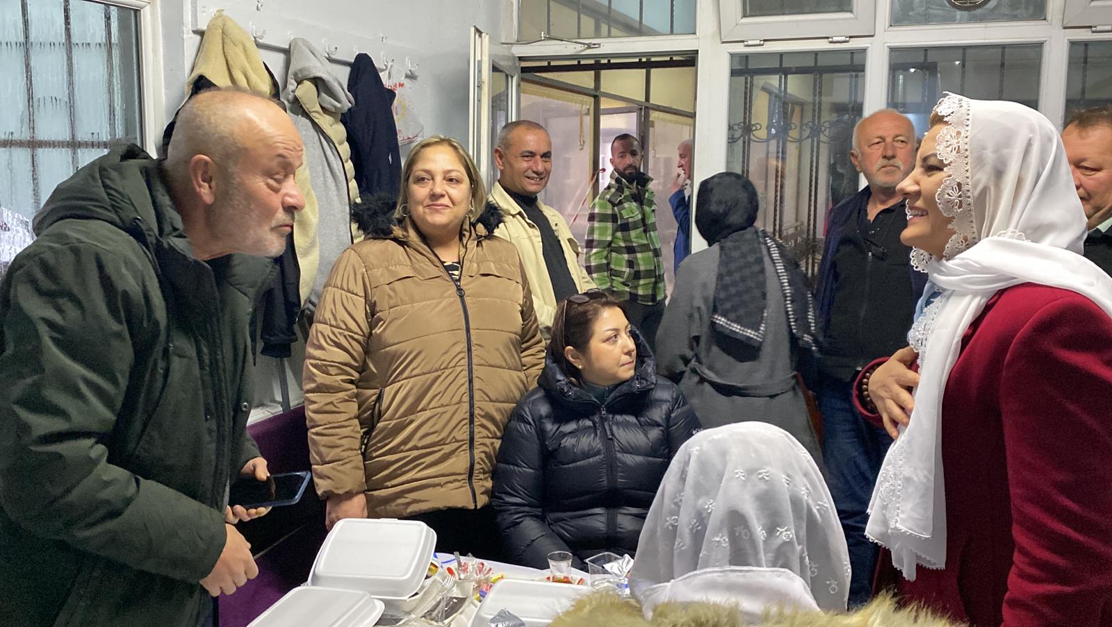 Başkan Hürriyet'ten cemaate ziyaret (6)