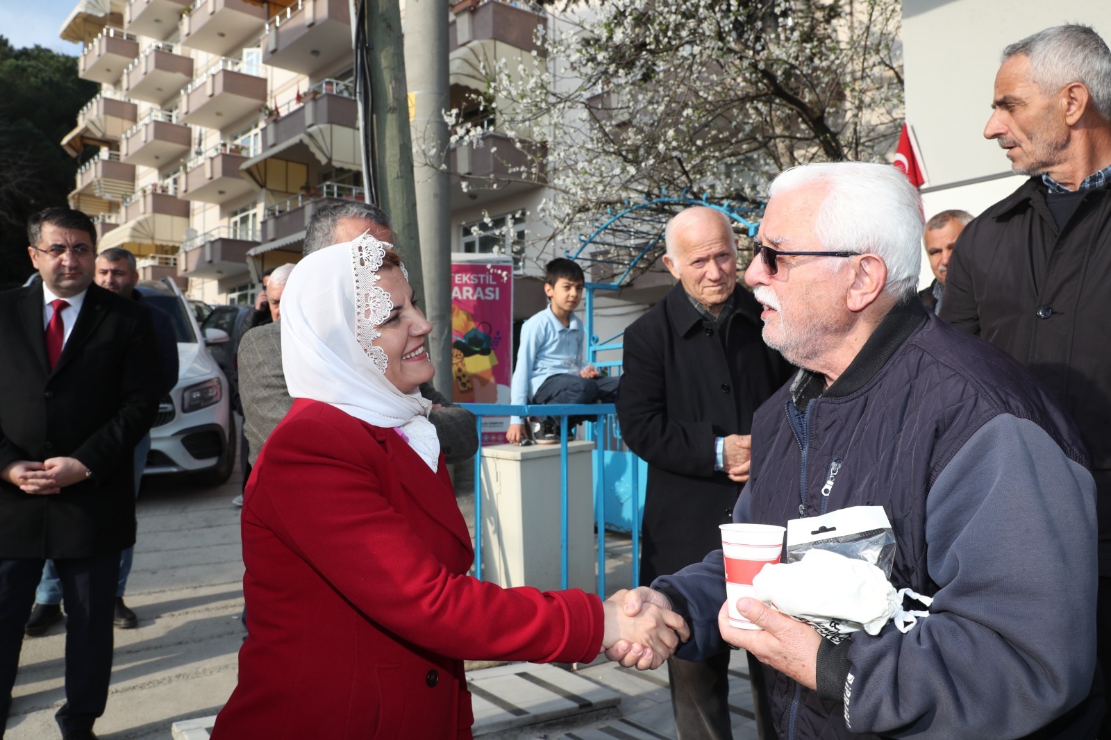 Dernek Başkanı teşekkür ederken
