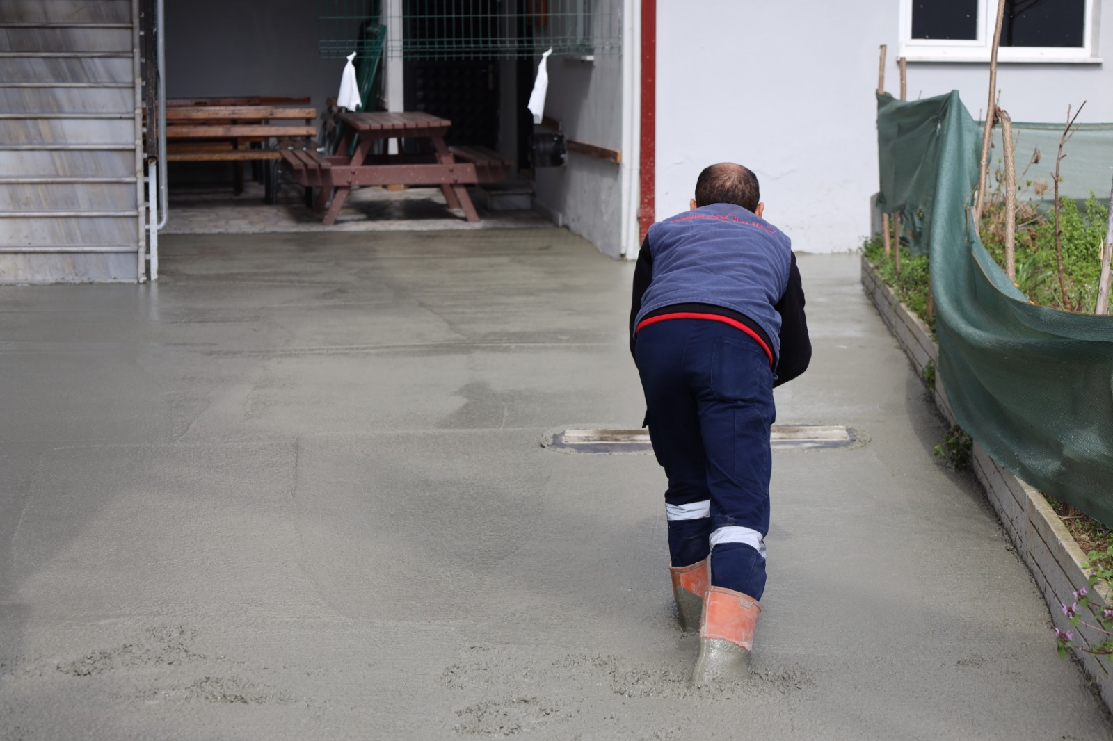 Ekipler Beton atarken (4)