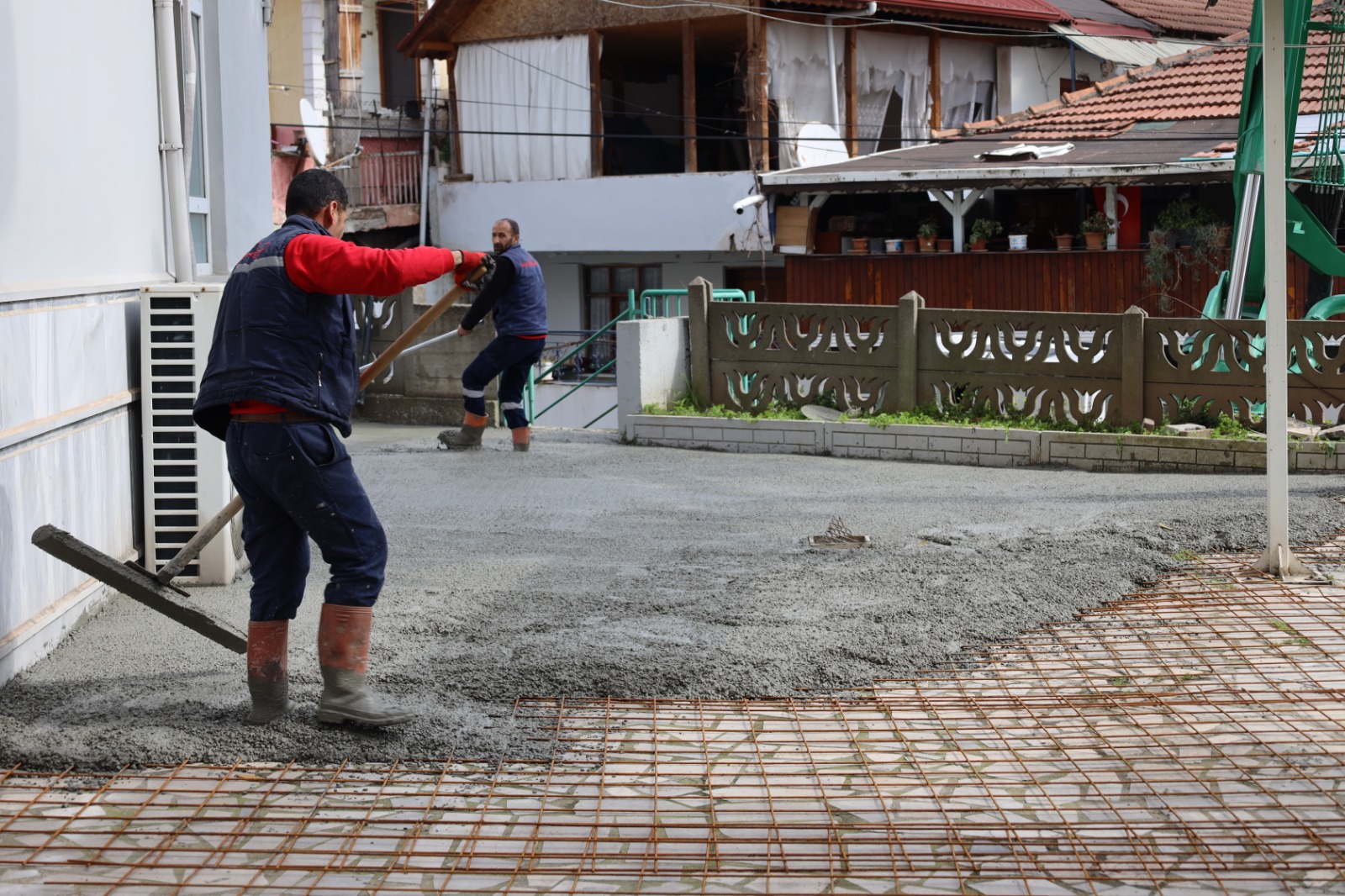 Ekipler Beton atarken (6)
