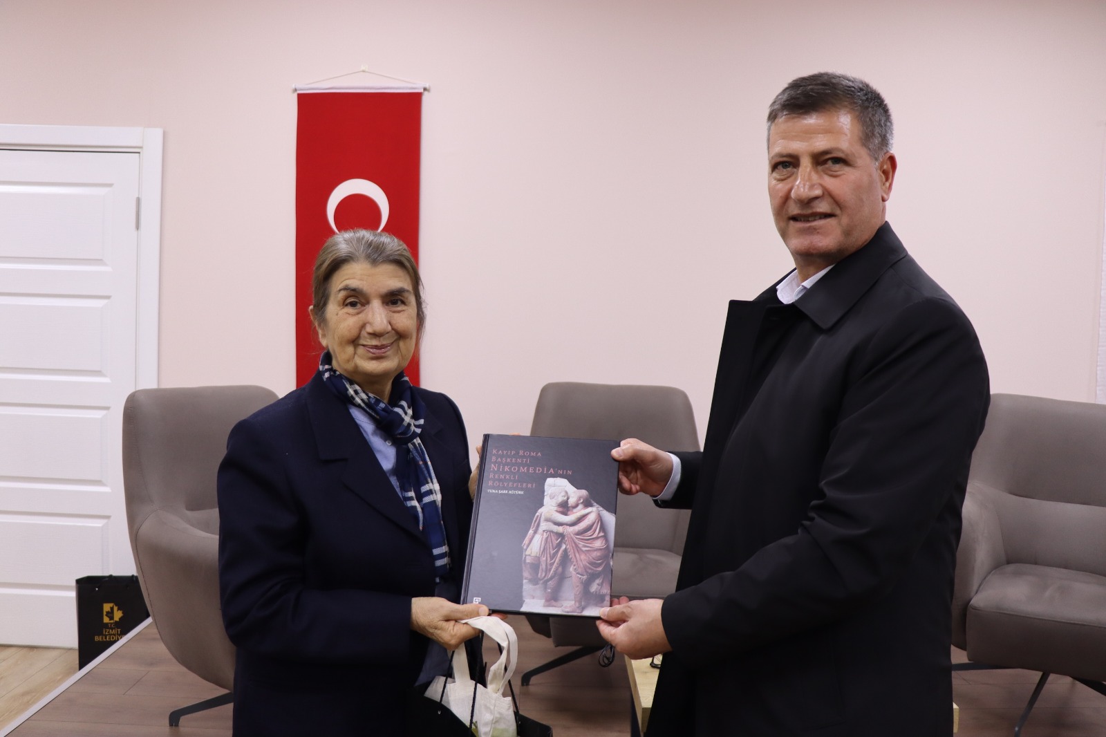 Emirsah Torun Müzeyyen Ünala hediyesini takdim ederken