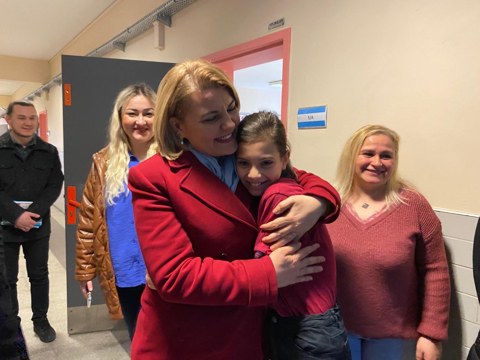 Fatma Ablalarından Ford Otosan öğrencilerine halı saha yenileme sözü (2)