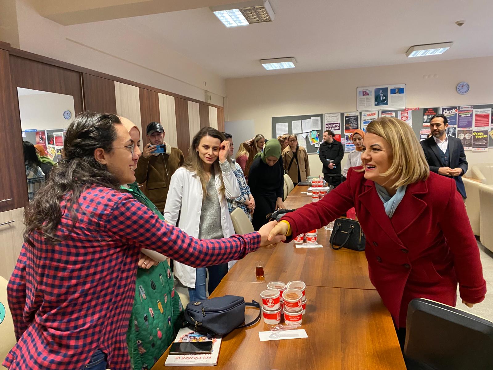 Fatma Ablalarından Ford Otosan öğrencilerine halı saha yenileme sözü (4)