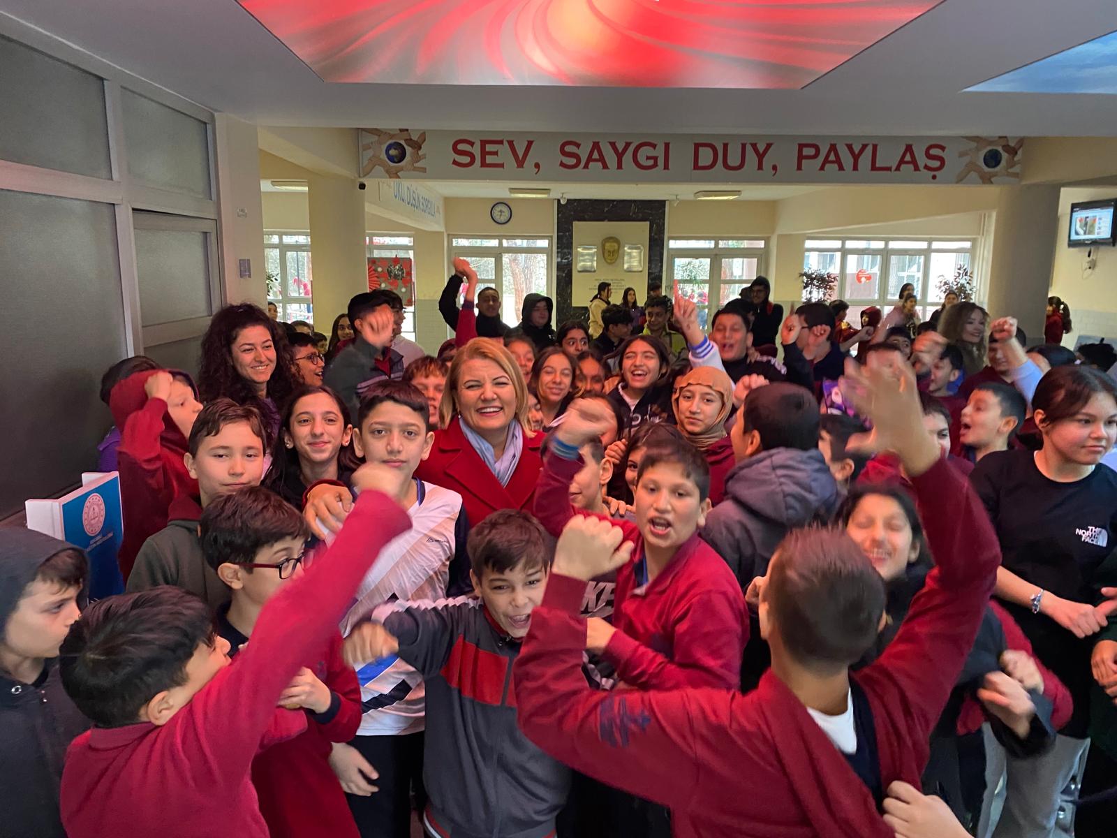Fatma Ablalarından Ford Otosan öğrencilerine halı saha yenileme sözü (6)