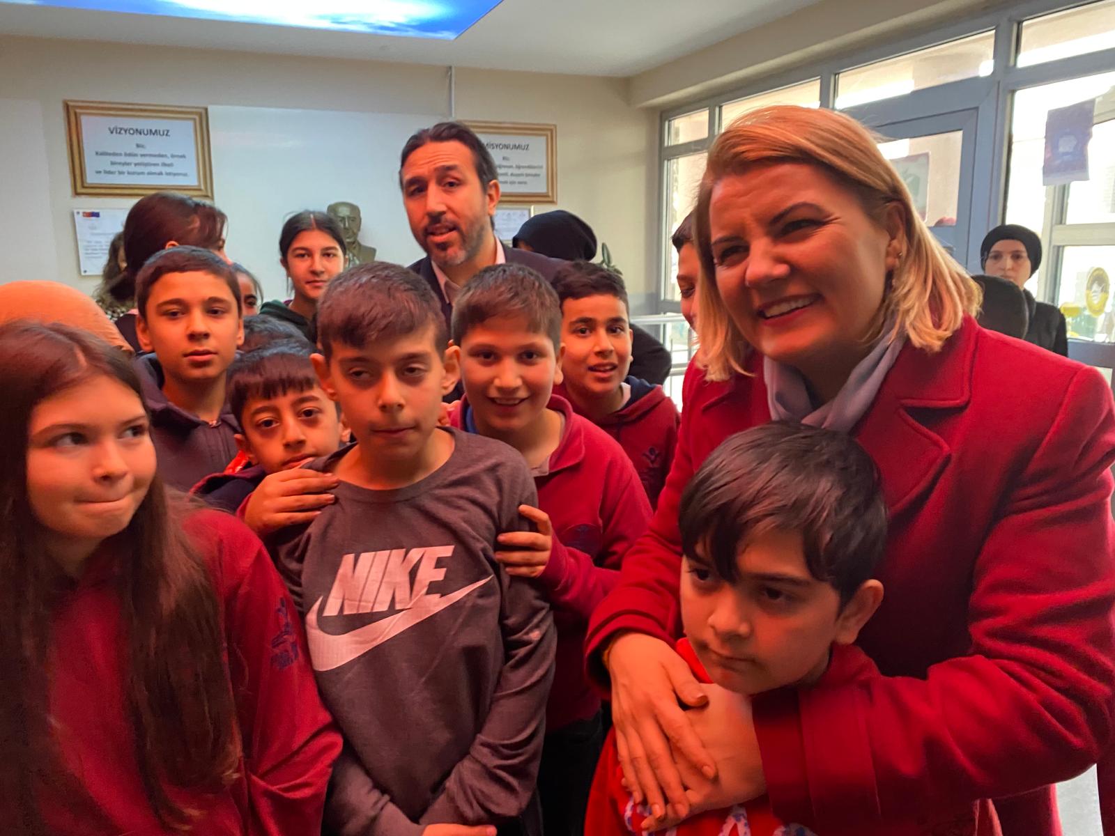 Fatma Ablalarından Ford Otosan öğrencilerine halı saha yenileme sözü (7)