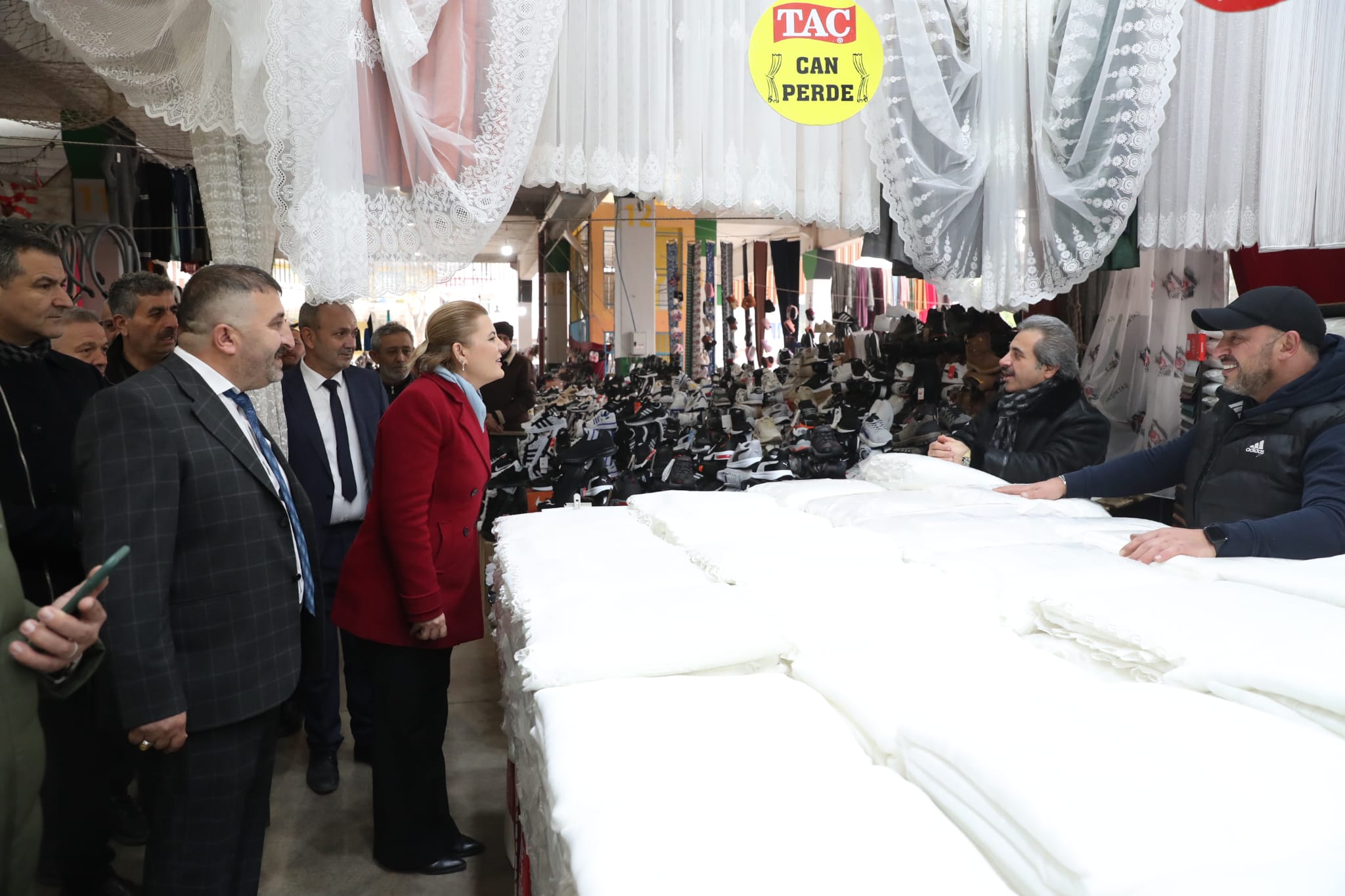Hürriyet Cumartesi Pazarını ziyaret ederek esnafa 'Hayırlı İşler' diledi (10)