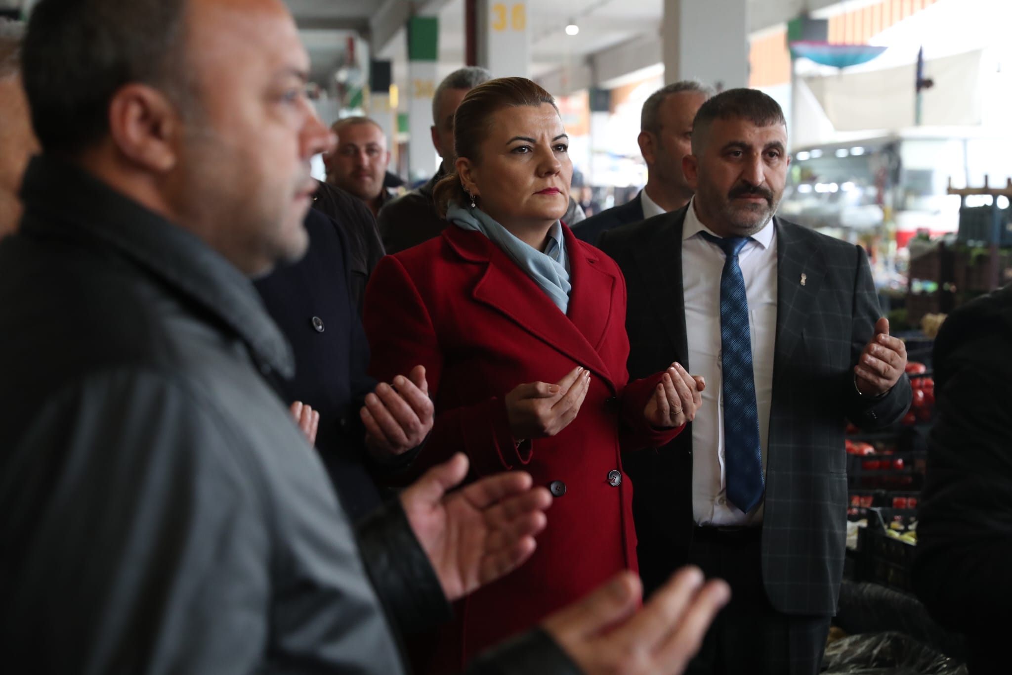 Hürriyet Cumartesi Pazarını ziyaret ederek esnafa 'Hayırlı İşler' diledi (12)
