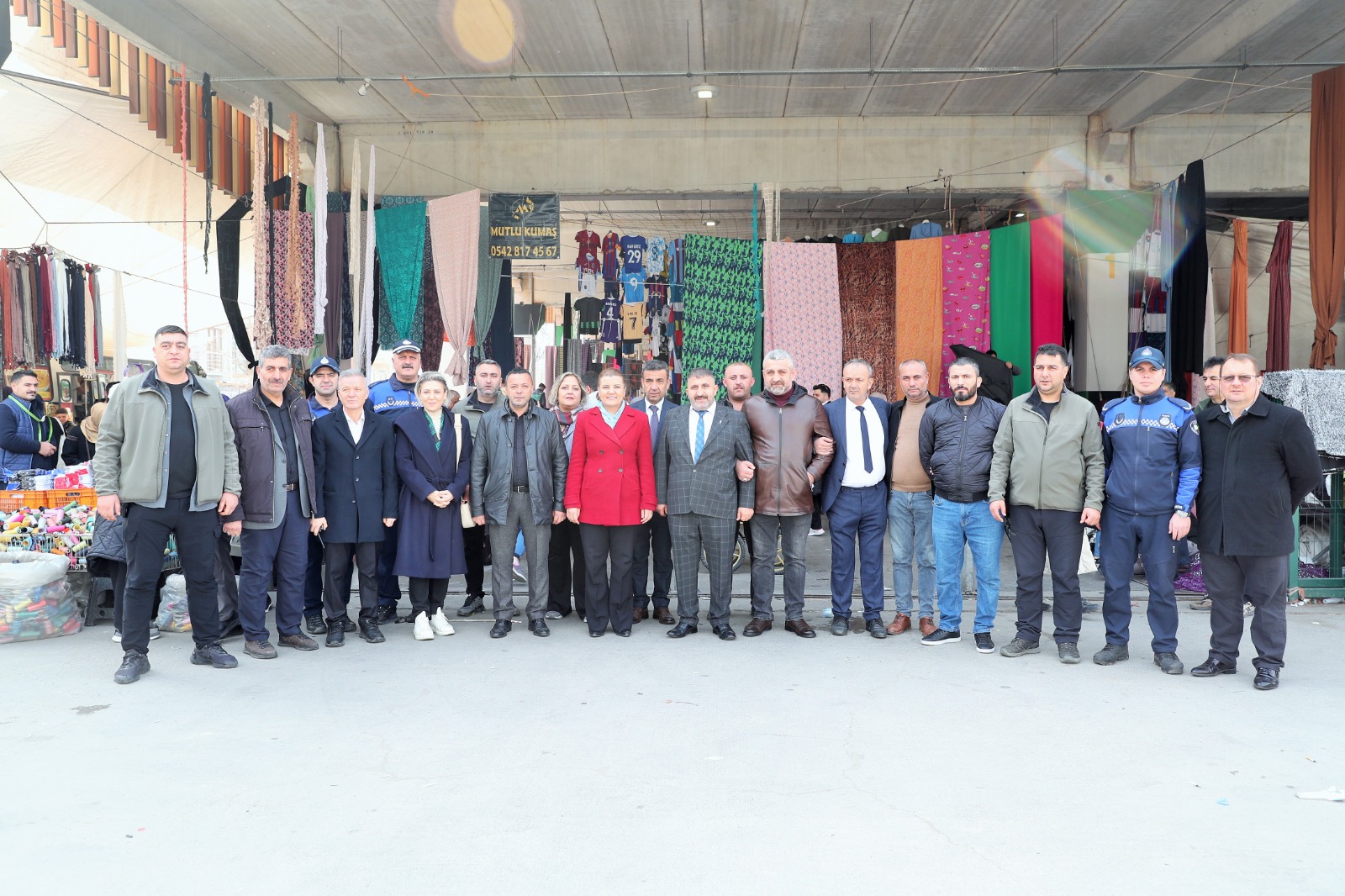 Hürriyet Cumartesi Pazarını ziyaret ederek esnafa 'Hayırlı İşler' diledi (8)
