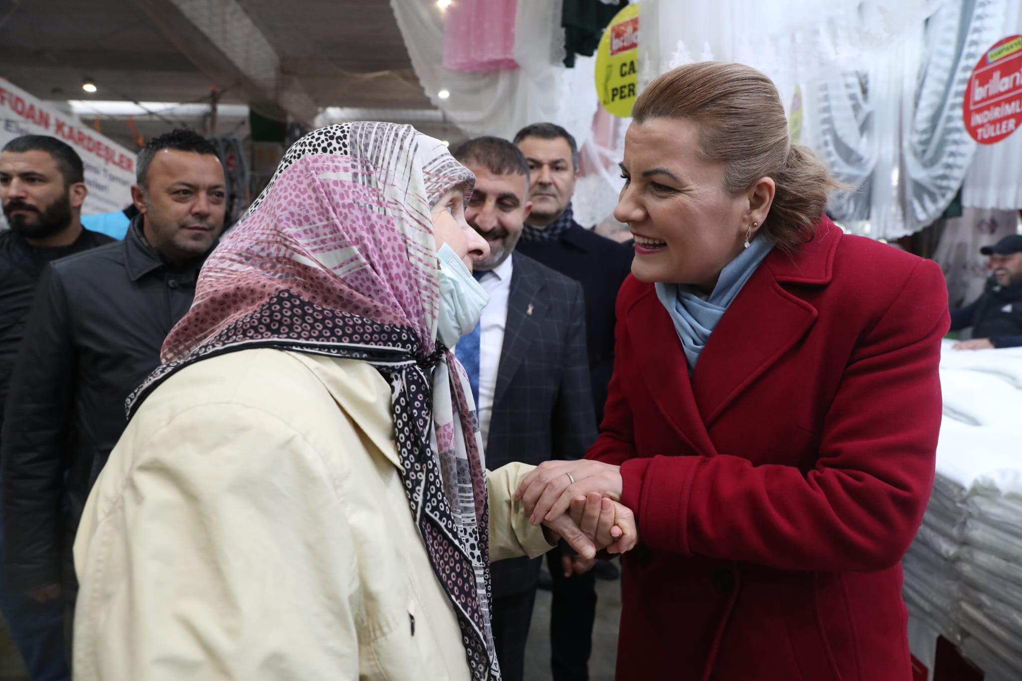 Hürriyet Cumartesi Pazarını ziyaret ederek esnafa 'Hayırlı İşler' diledi (9)