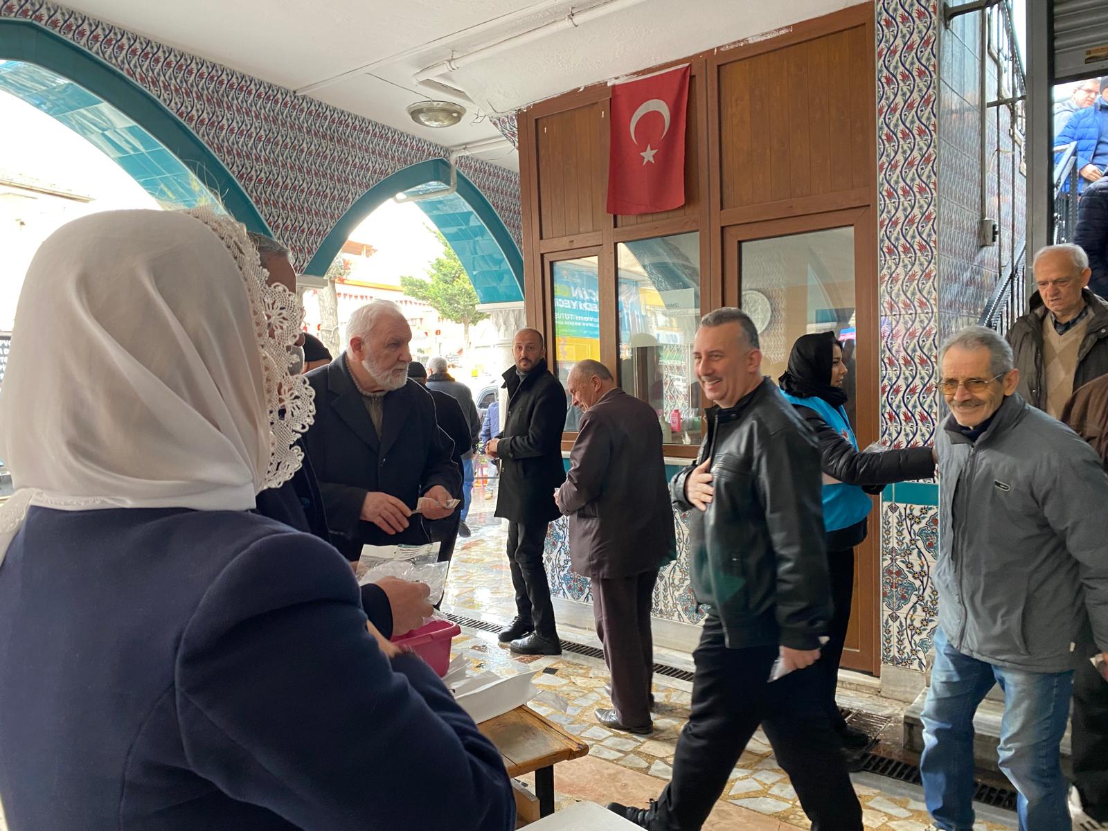 Hürriyet, Zincirlikuyu Camii cemaatine 'hayırlı cumalar' diledi (4)