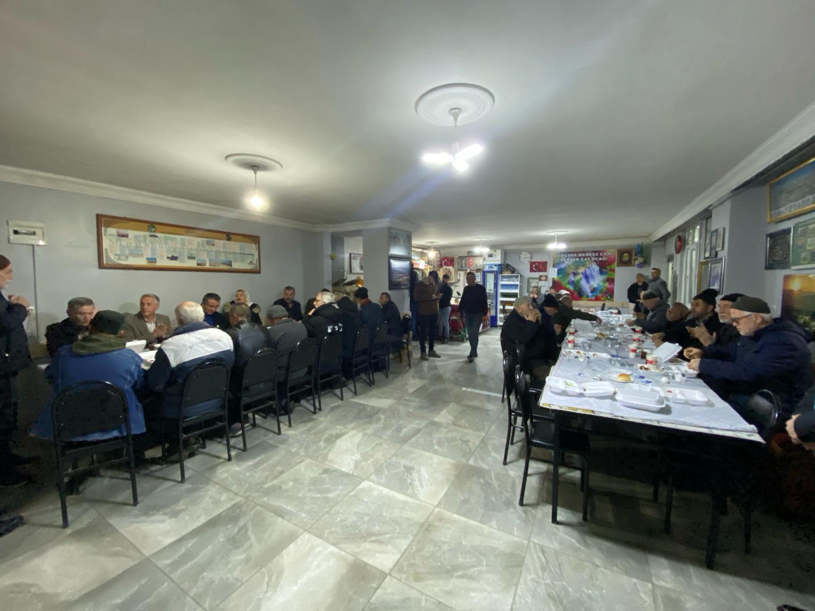 Hürriyet sabah namazı sonrası Yeşilova Merkez Camii cemaatiyle buluştu (1)