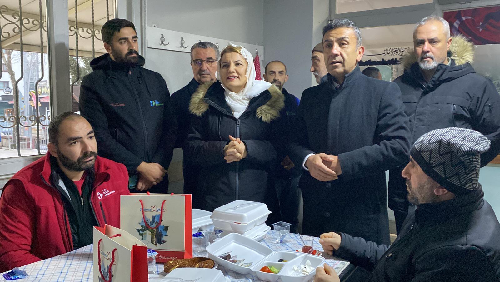 Hürriyet sabah namazı sonrası Yeşilova Merkez Camii cemaatiyle buluştu (6)