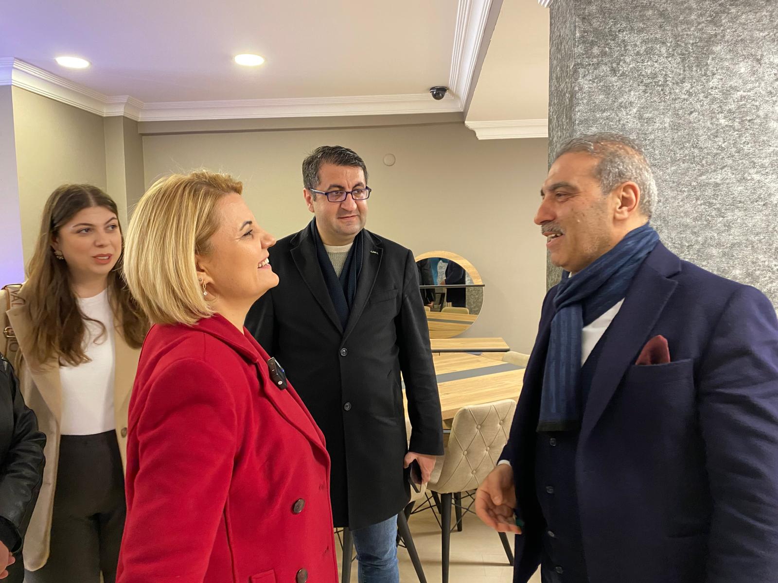 Inönü Caddesi esnafi Baskan Hürriyet'i bagrina basti (3)