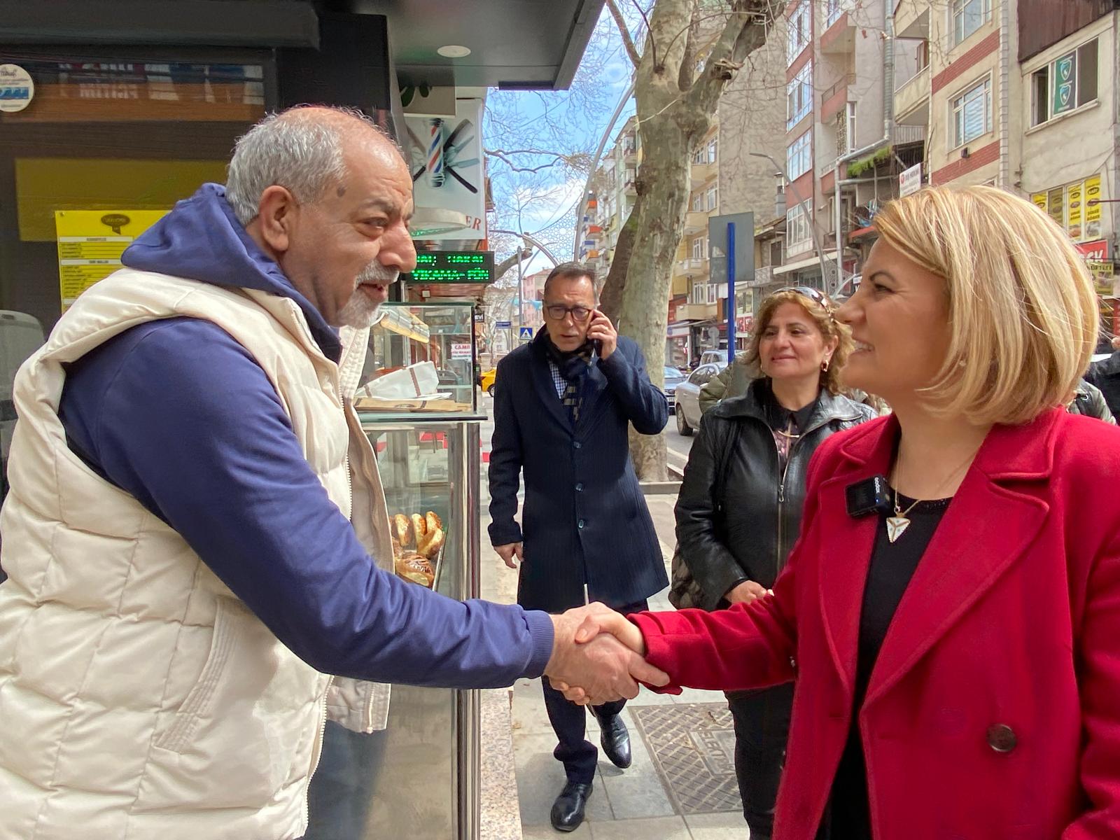 Inönü Caddesi esnafi Baskan Hürriyet'i bagrina basti (4)