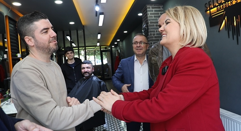 Inönü Caddesi esnafi Baskan Hürriyet'i bagrina basti