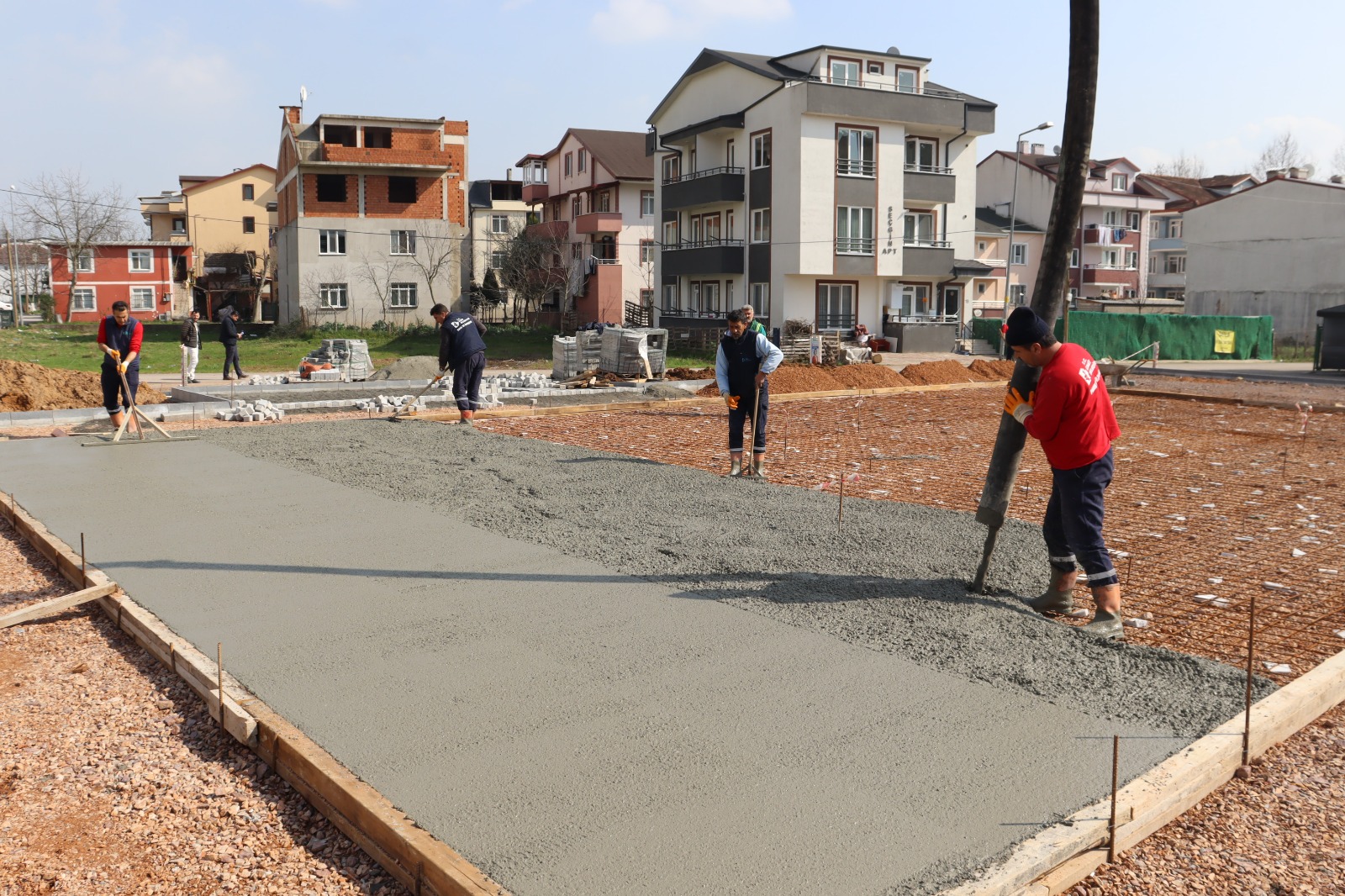 Izmit Belediyesi, Alikahya Fatih Mahallesi'ne yeni park kazandiriyor (1)