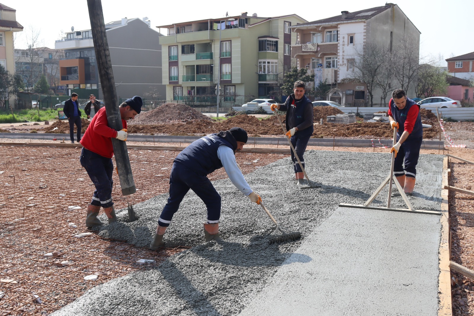 Izmit Belediyesi, Alikahya Fatih Mahallesi'ne yeni park kazandiriyor (2)