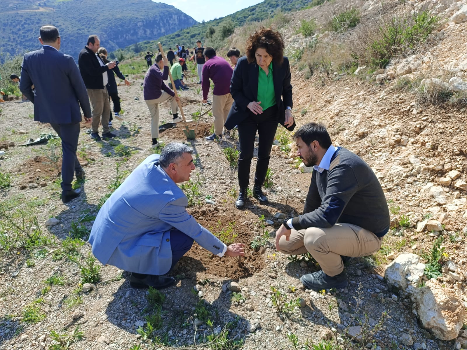 İzmit Belediyesi Hatay Defne’de 600 adet fidanı toprakla buluşturdu (1)