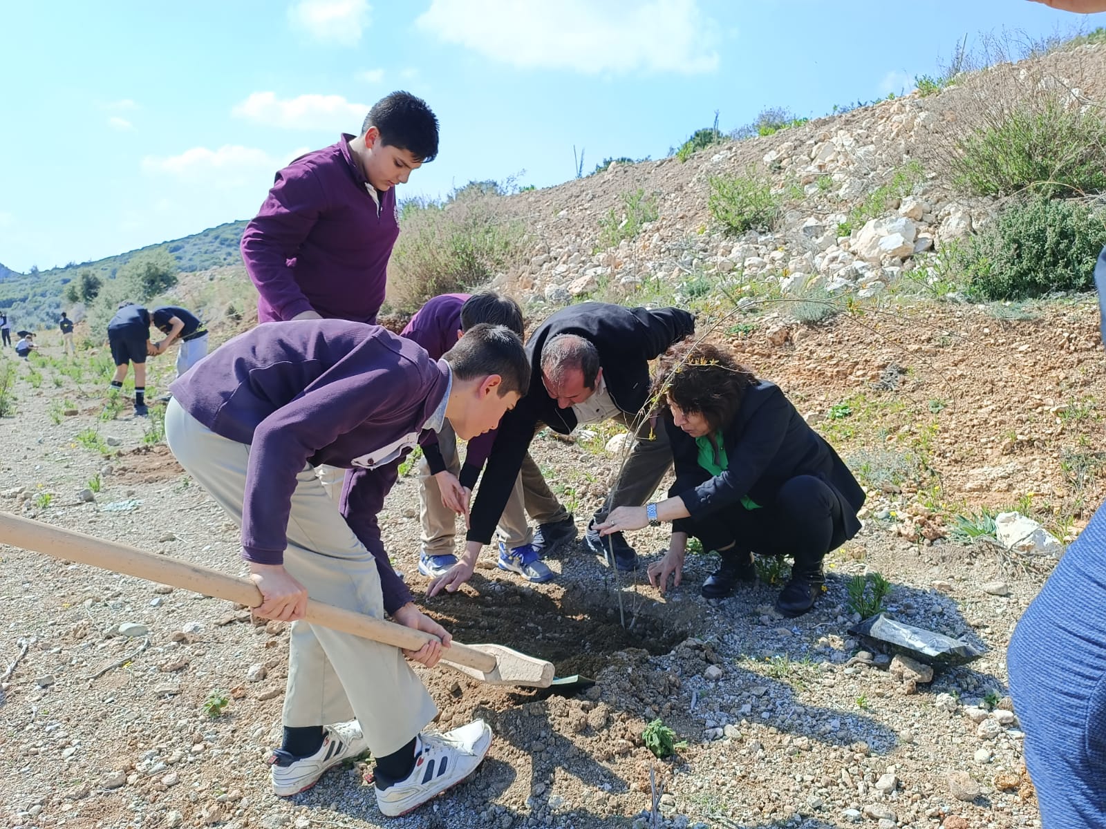 İzmit Belediyesi Hatay Defne’de 600 adet fidanı toprakla buluşturdu (5)