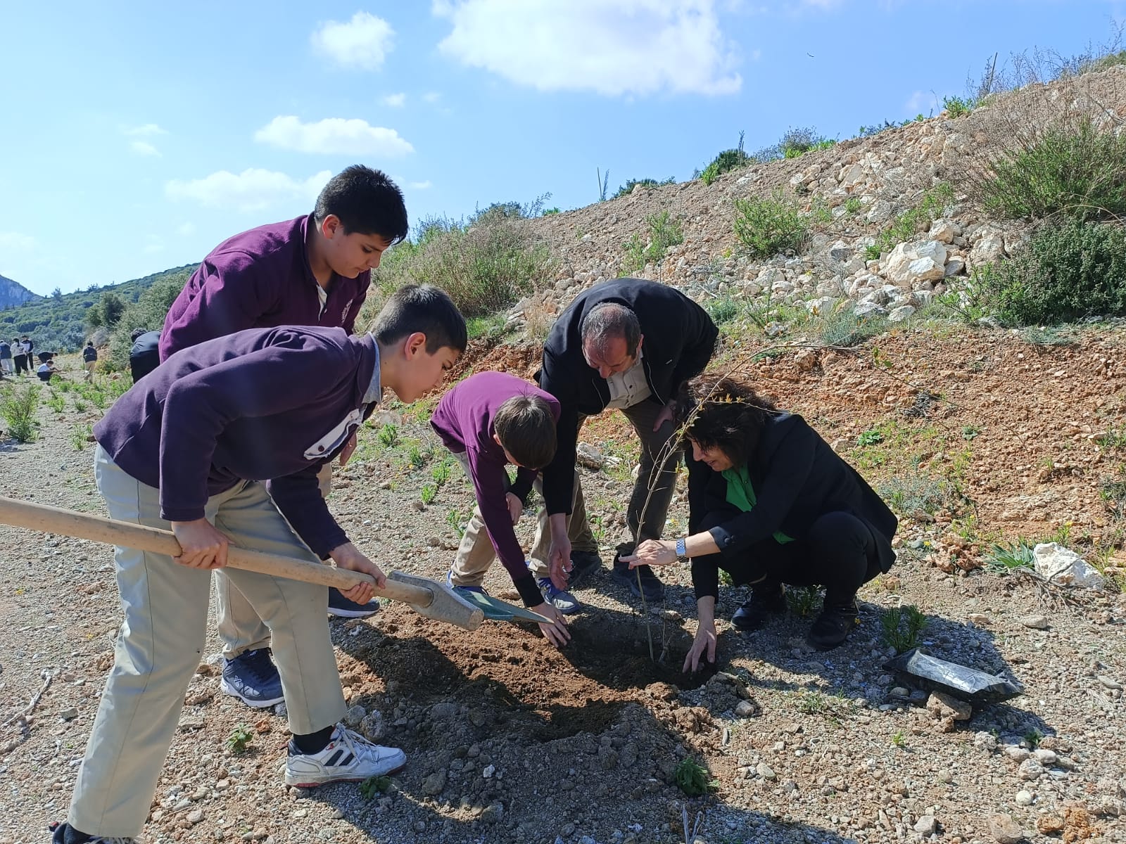 İzmit Belediyesi Hatay Defne’de 600 adet fidanı toprakla buluşturdu (9)