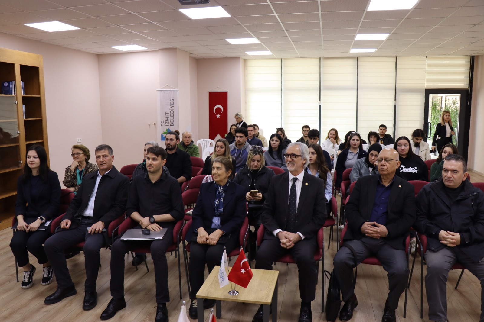 Izmit Belediyesi Kütüphaneler Haftasi'nda arsivciligi konustu (3)