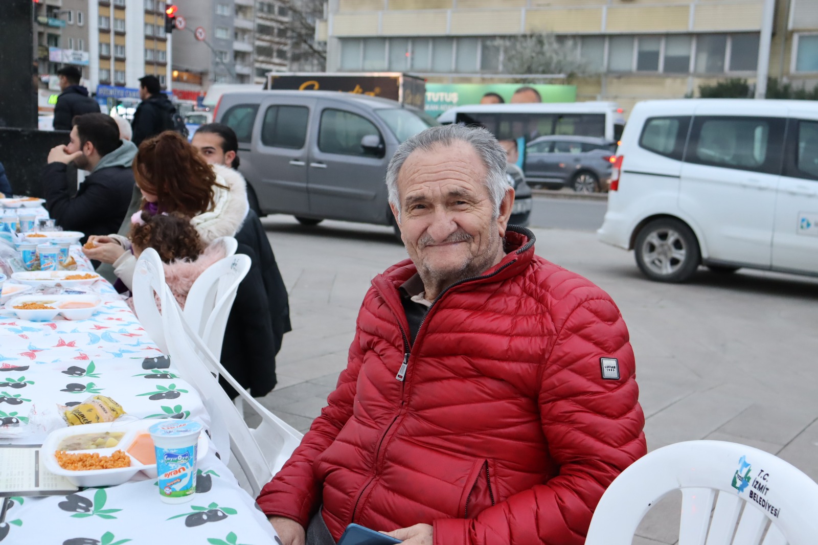 İzmit Belediyesi Mobil Aşevi her gün iftar sofraları ile gönüllere dokunuyor (1)