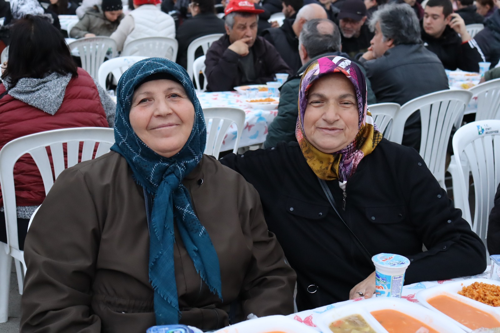 İzmit Belediyesi Mobil Aşevi her gün iftar sofraları ile gönüllere dokunuyor (3)
