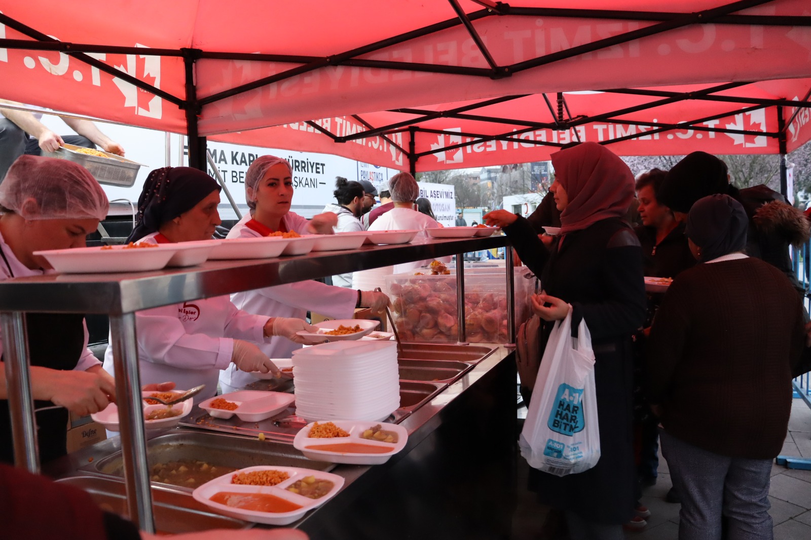 İzmit Belediyesi Mobil Aşevi her gün iftar sofraları ile gönüllere dokunuyor (4)