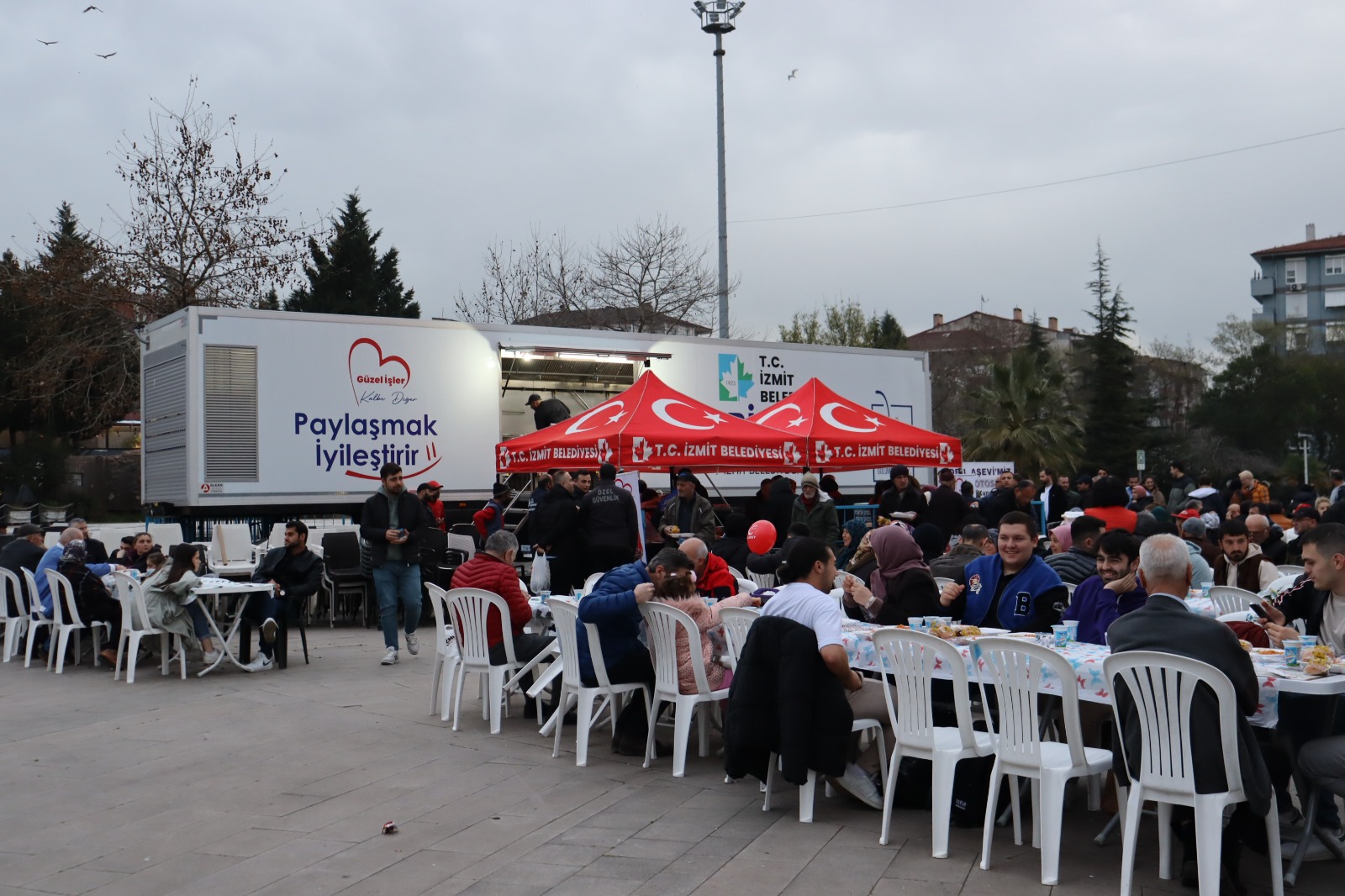 İzmit Belediyesi Mobil Aşevi her gün iftar sofraları ile gönüllere dokunuyor (6)