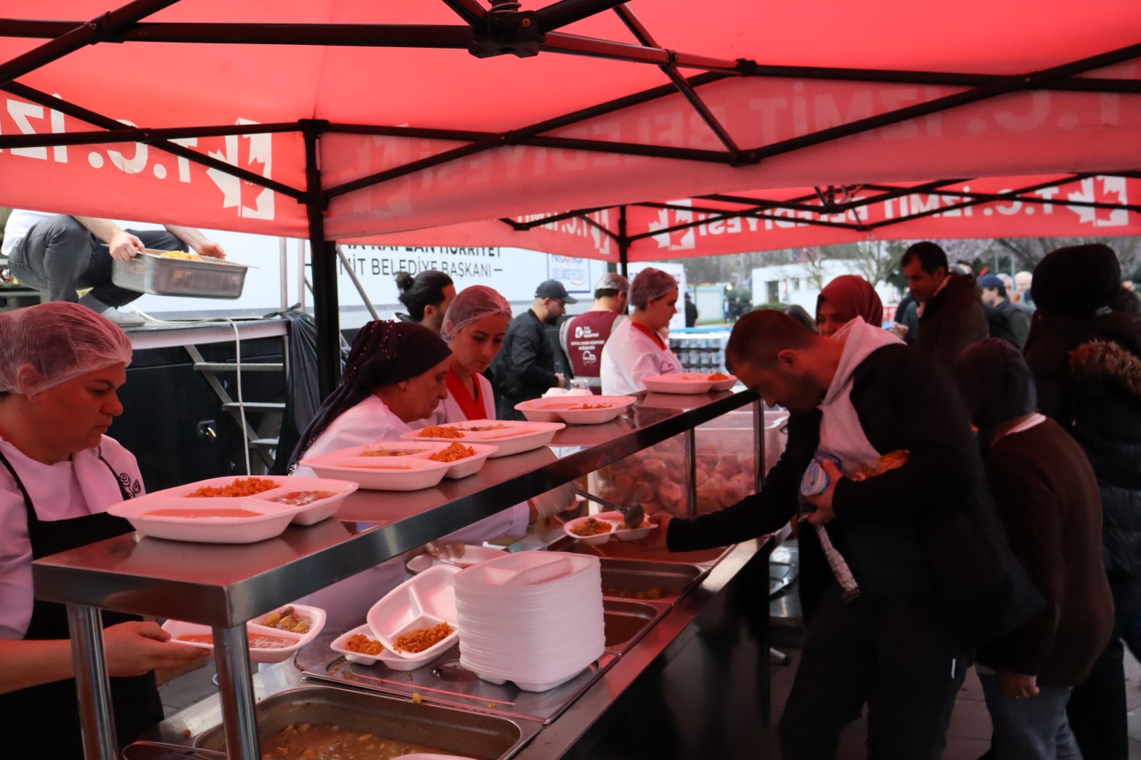 İzmit Belediyesi Mobil Aşevi her gün iftar sofraları ile gönüllere dokunuyor (7)