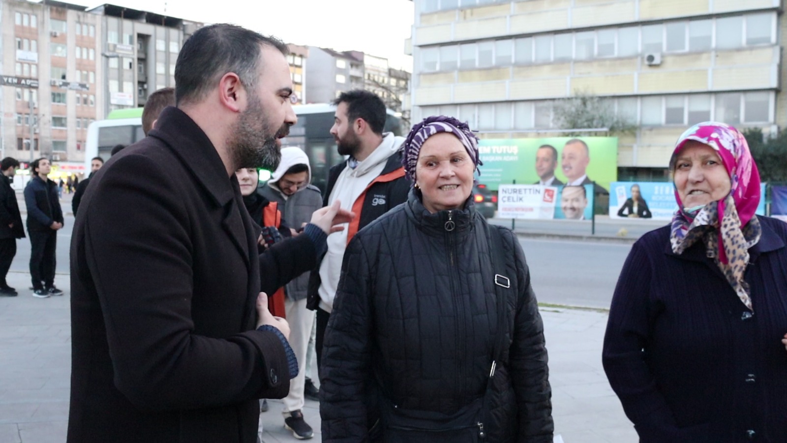 İzmit Belediyesi Mobil Aşevi iftar sofraları ile gönüllere dokunmayı sürdürüyor (10)