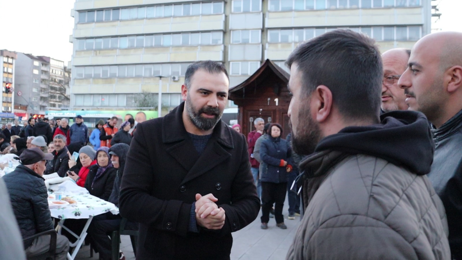 İzmit Belediyesi Mobil Aşevi iftar sofraları ile gönüllere dokunmayı sürdürüyor (11)