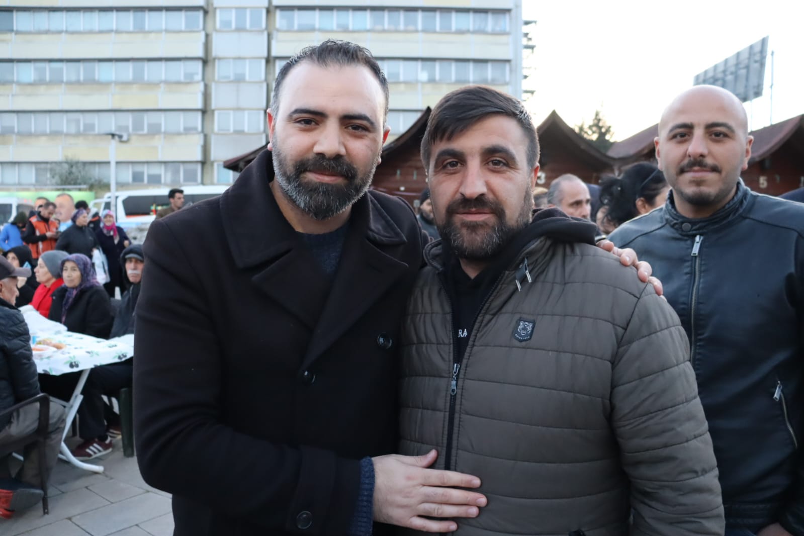 İzmit Belediyesi Mobil Aşevi iftar sofraları ile gönüllere dokunmayı sürdürüyor (4)