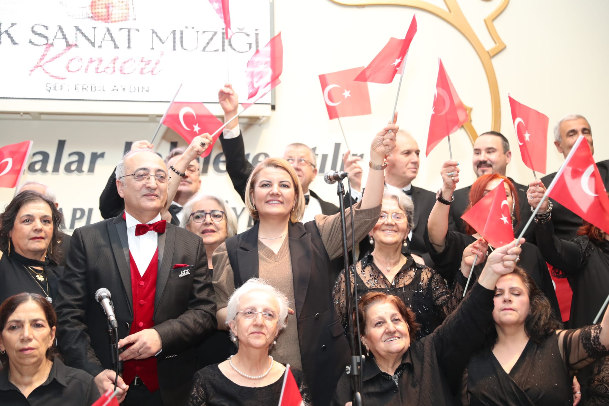 Izmit Belediyesi Türk Sanat Müzigi Korosu kulaklarin pasini sildi (3)