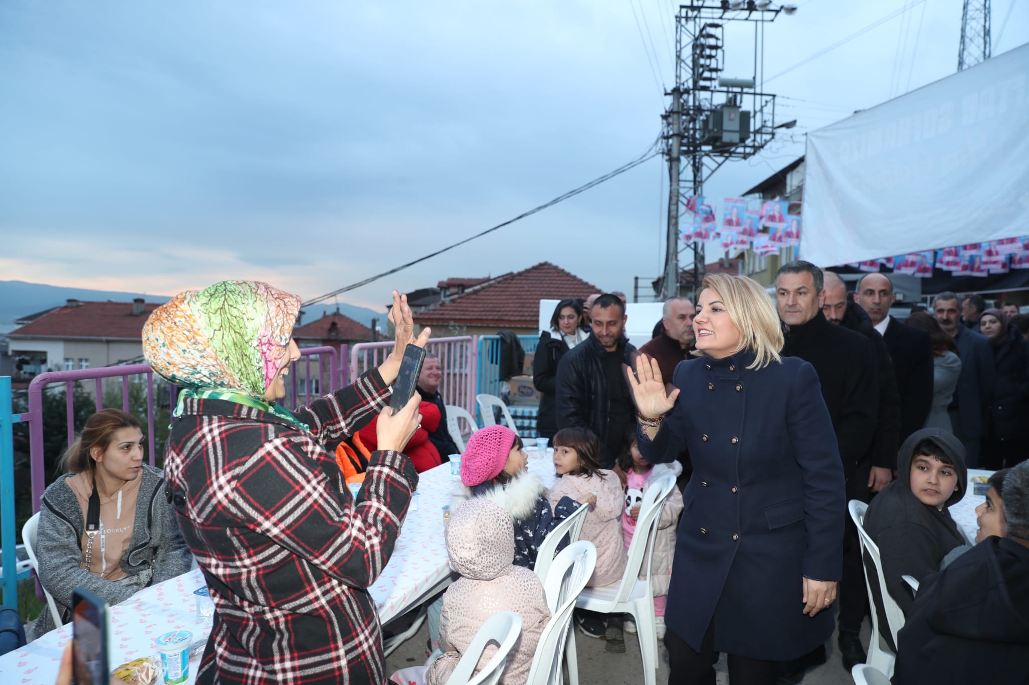 İzmit Belediyesi gönül sofraları kurmaya devam ediyor (2)