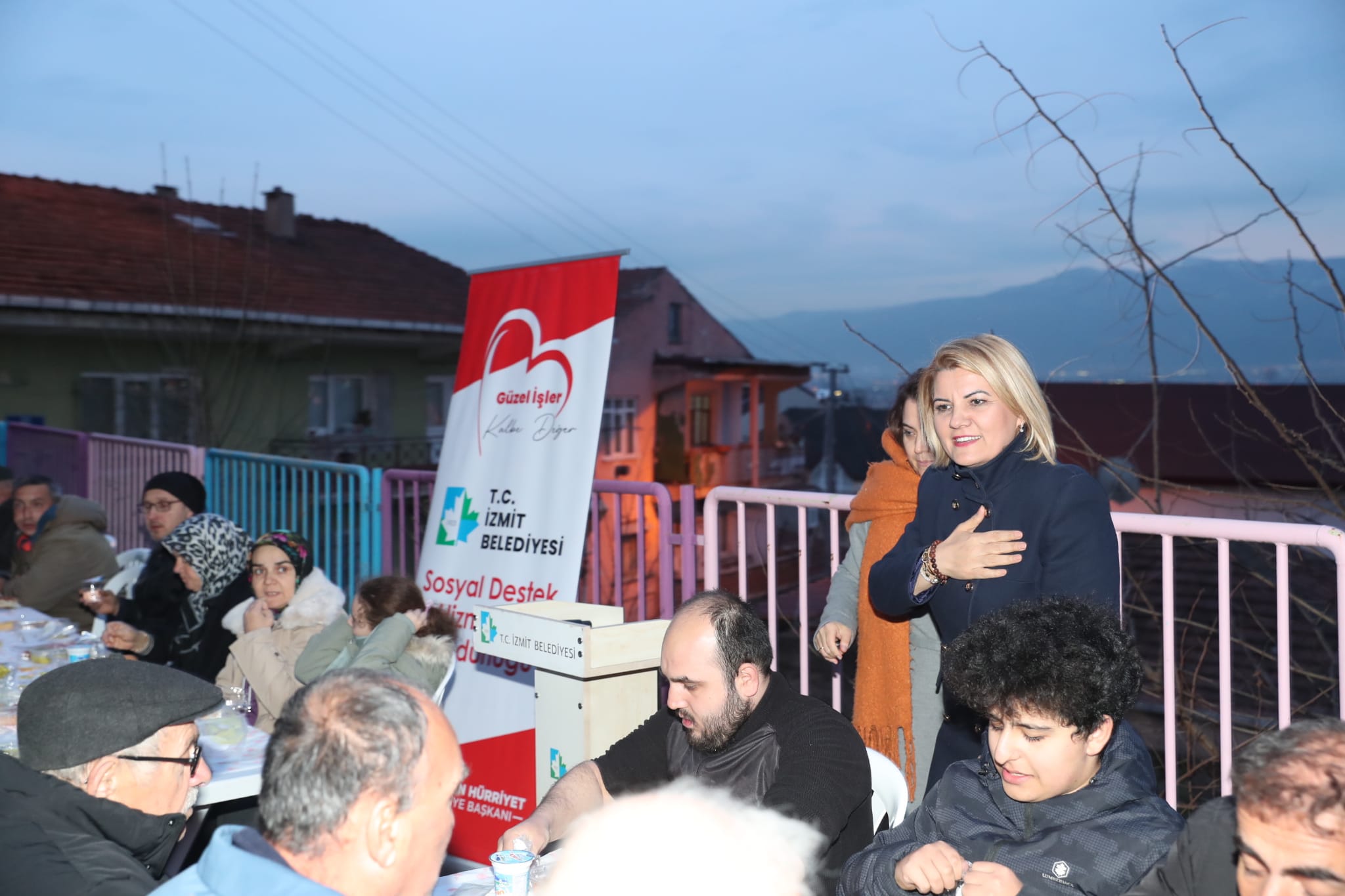 İzmit Belediyesi gönül sofraları kurmaya devam ediyor (3)