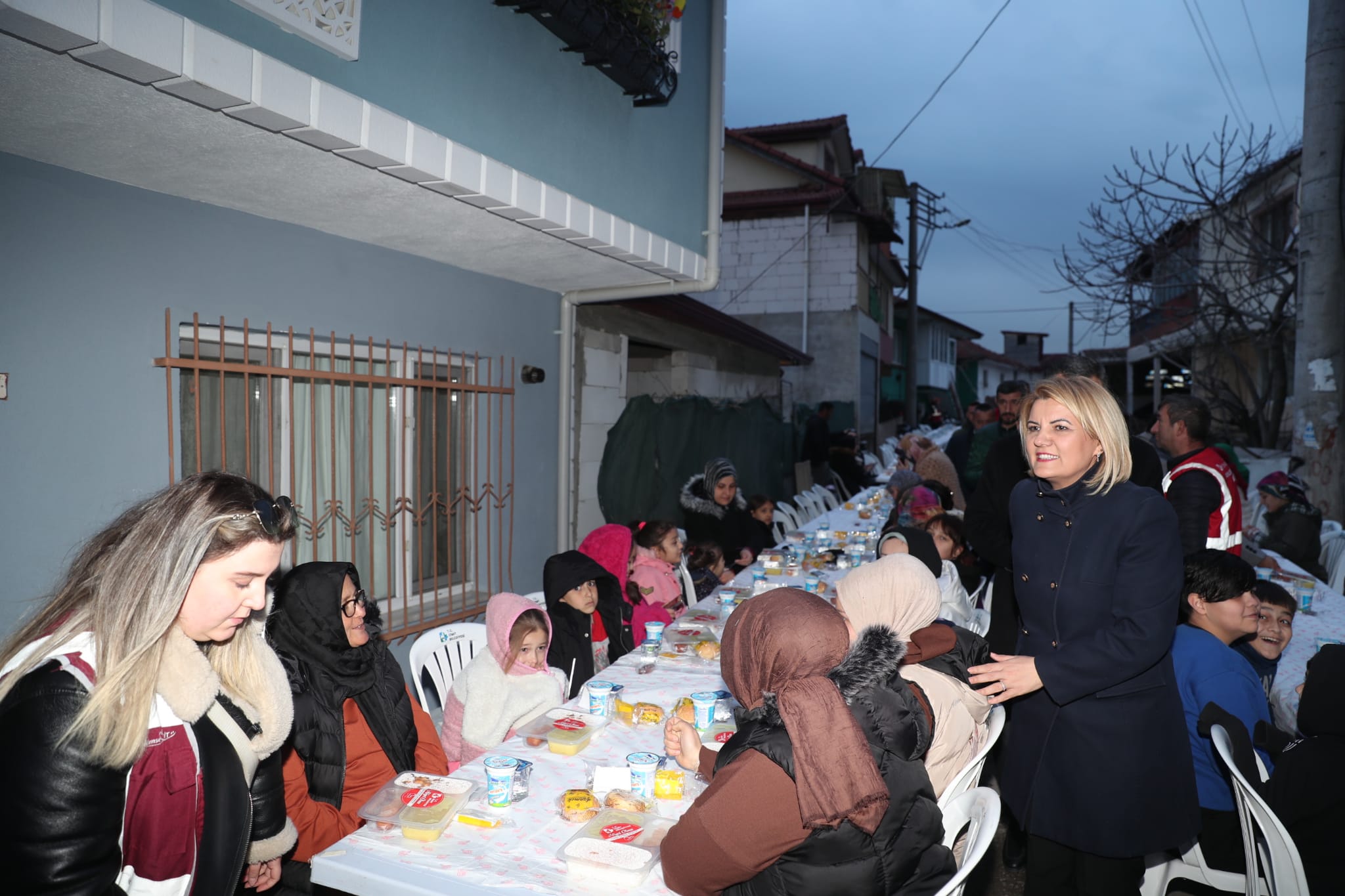 İzmit Belediyesi gönül sofraları kurmaya devam ediyor (4)
