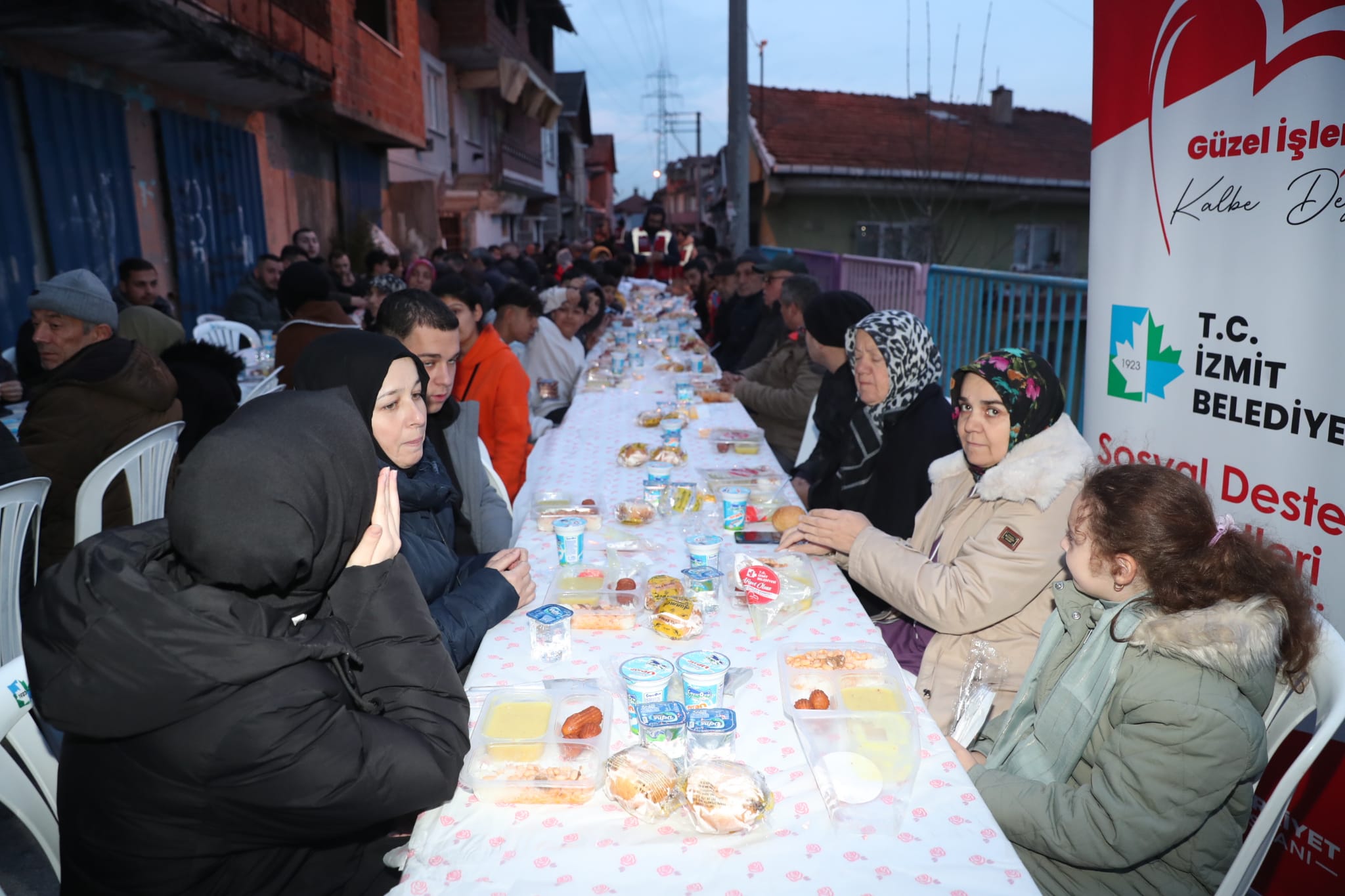 İzmit Belediyesi gönül sofraları kurmaya devam ediyor (5)
