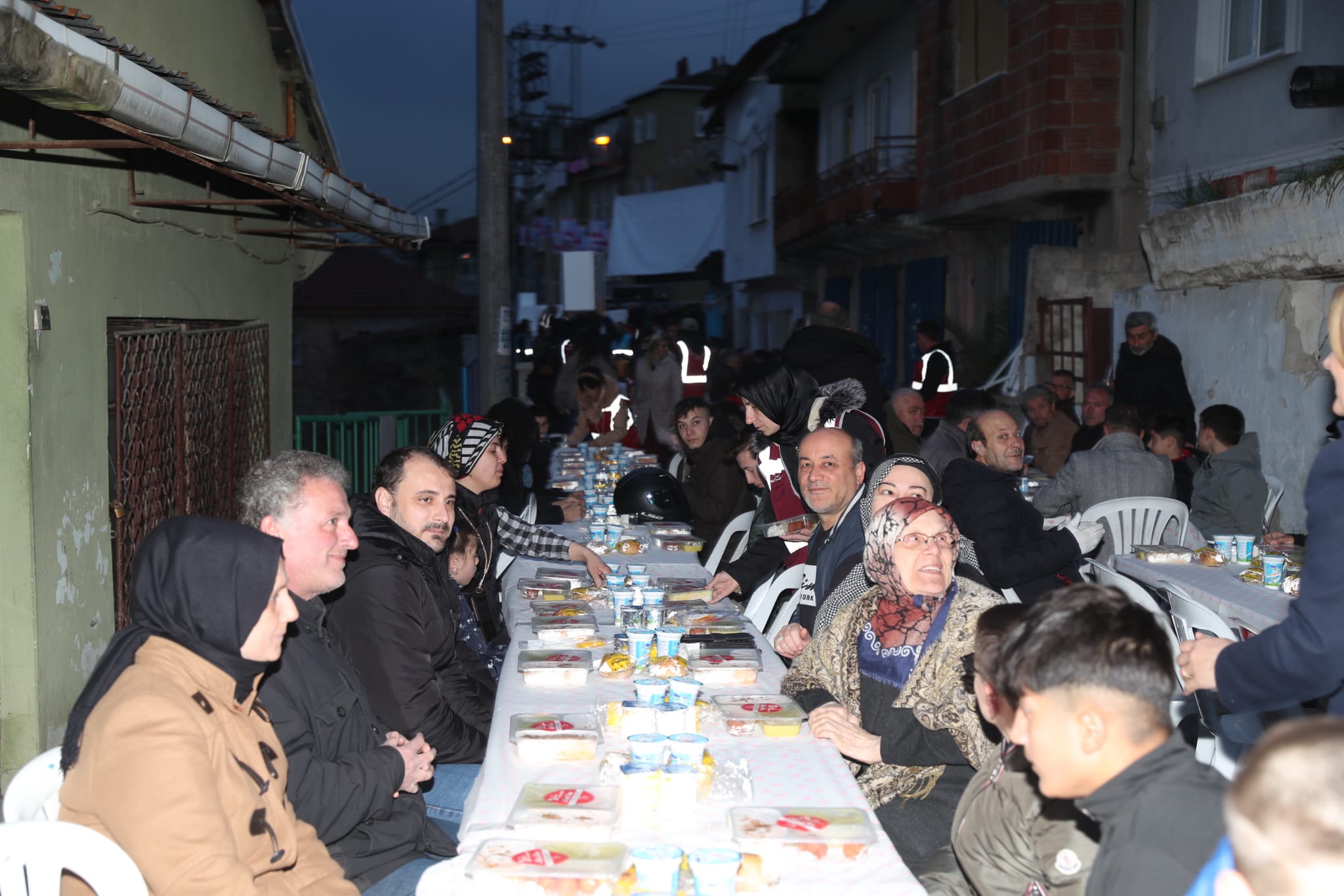 İzmit Belediyesi gönül sofraları kurmaya devam ediyor (6)