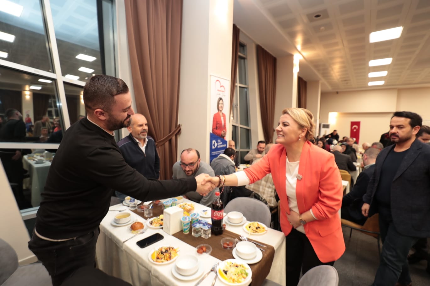 Izmit Belediyesi, iftar sofrasini bu yil da muhtarlarla paylasti (1)