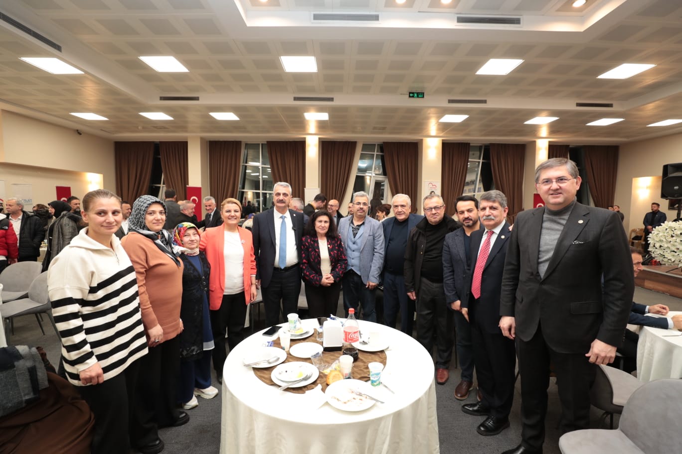 Izmit Belediyesi, iftar sofrasini bu yil da muhtarlarla paylasti (11)