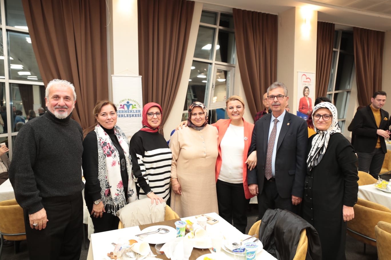 Izmit Belediyesi, iftar sofrasini bu yil da muhtarlarla paylasti (12)