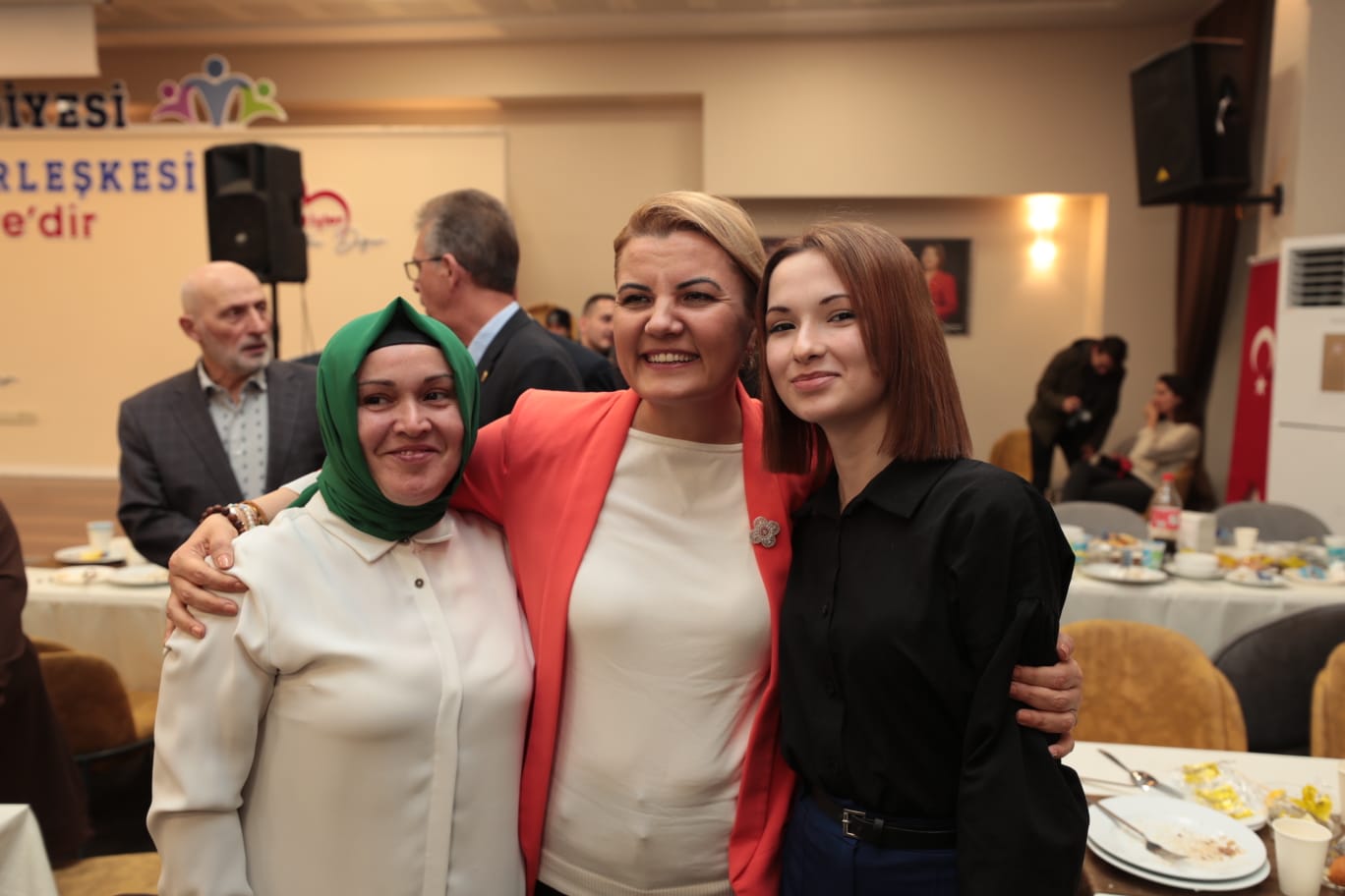 Izmit Belediyesi, iftar sofrasini bu yil da muhtarlarla paylasti (2)