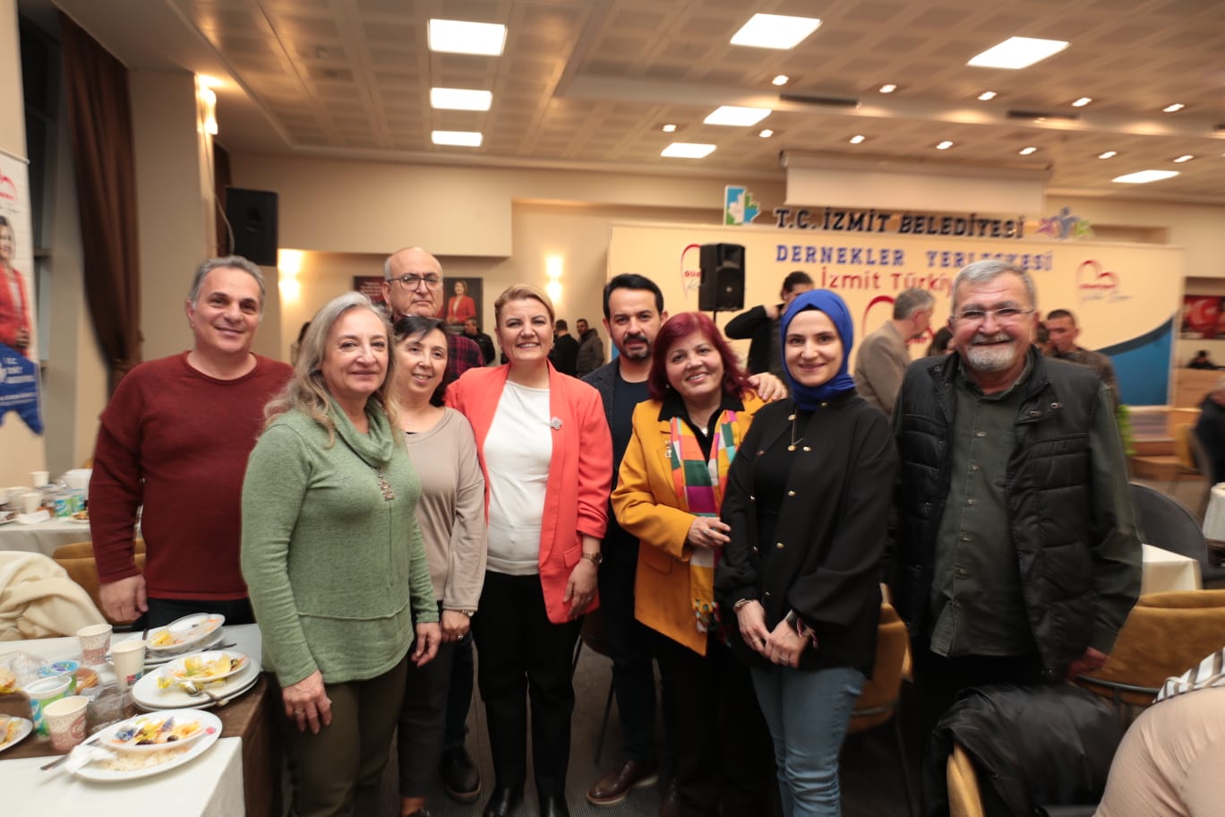 Izmit Belediyesi, iftar sofrasini bu yil da muhtarlarla paylasti (3)