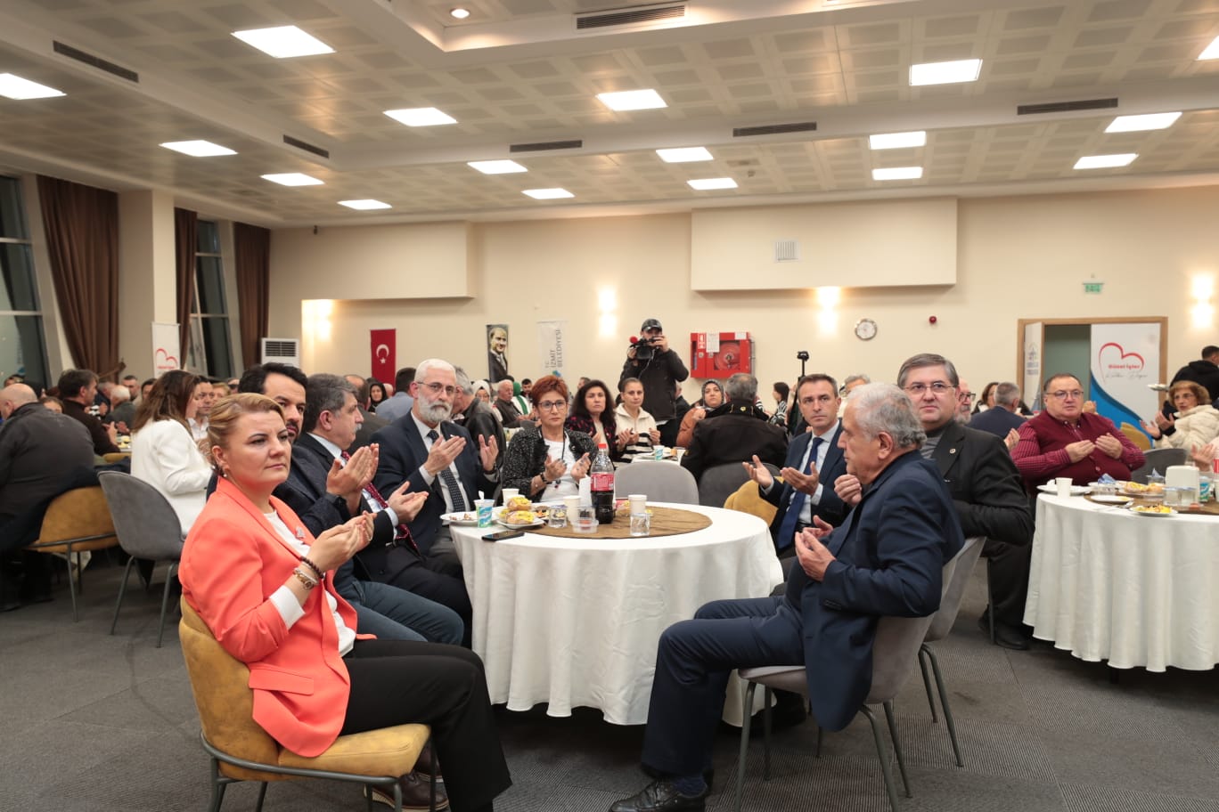 Izmit Belediyesi, iftar sofrasini bu yil da muhtarlarla paylasti (4)