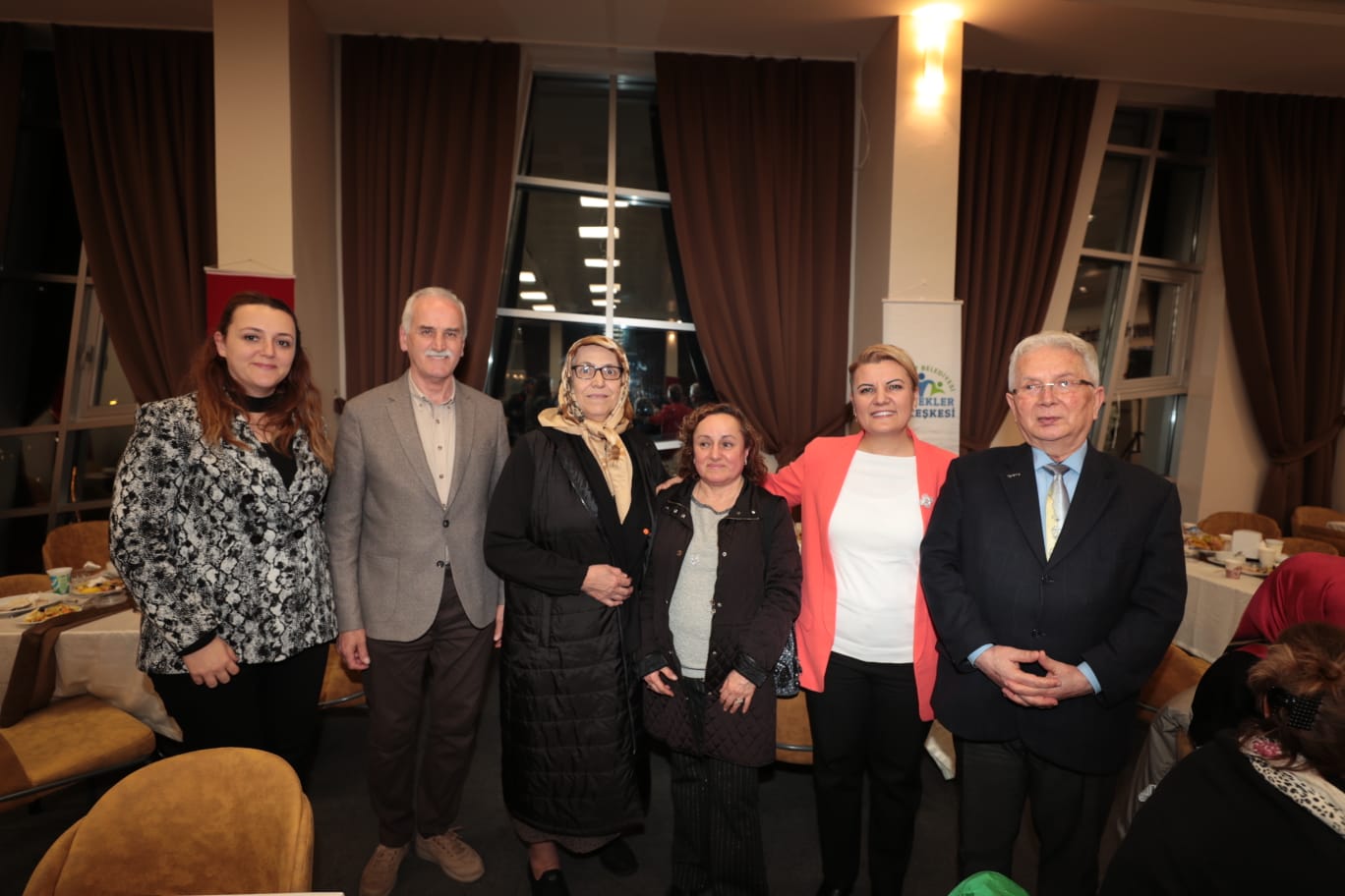 Izmit Belediyesi, iftar sofrasini bu yil da muhtarlarla paylasti (5)