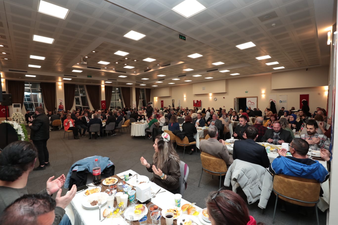 Izmit Belediyesi, iftar sofrasini bu yil da muhtarlarla paylasti (6)