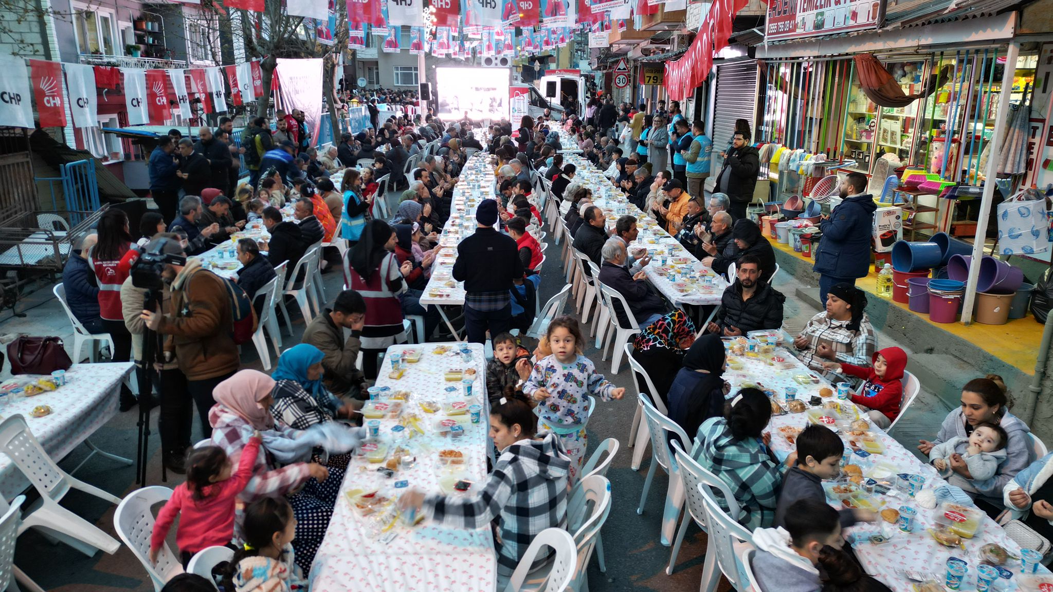 İzmit Belediyesi iftarda gönül sofraları kurmaya devam ediyor (1)